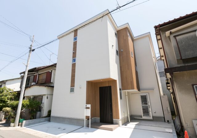 狭小立地のナチュラルモダンハウス