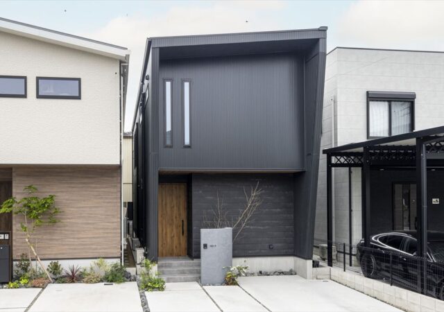 – 光舞うリビング！リビング×ダイニングが吹抜けで繋がる家-