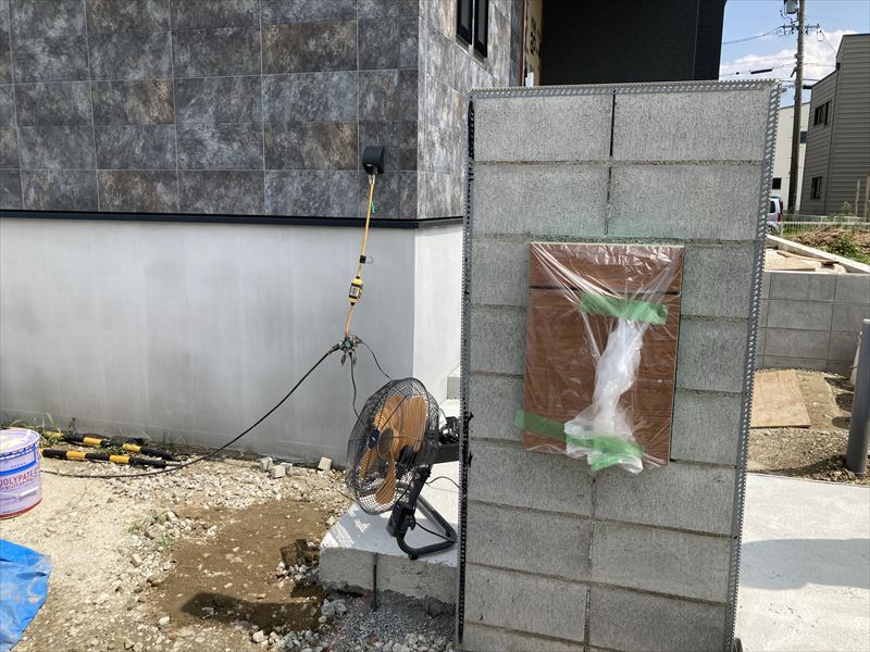 完成見学会・門塀とタイルで視線を遮るセミクローズアプローチ