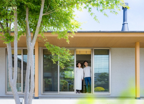 家の中から外を眺める男性と女性