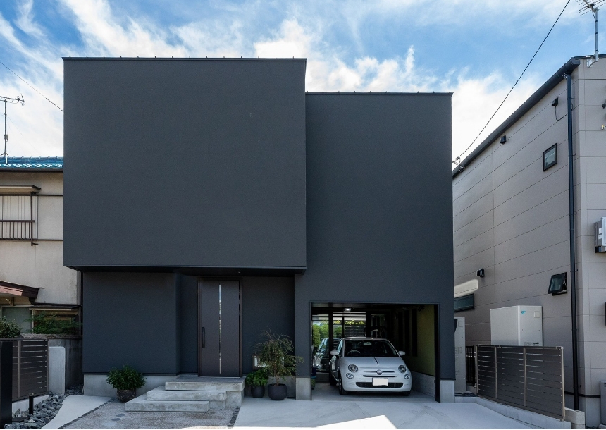 黒色の外観の家