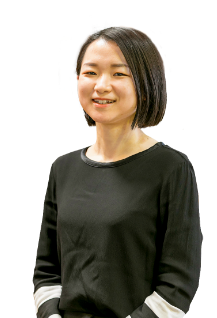 黒い服を着た女性