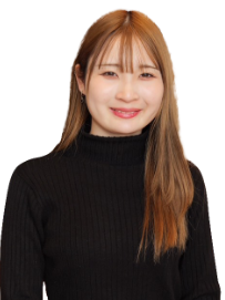 黒いニットを着た女性