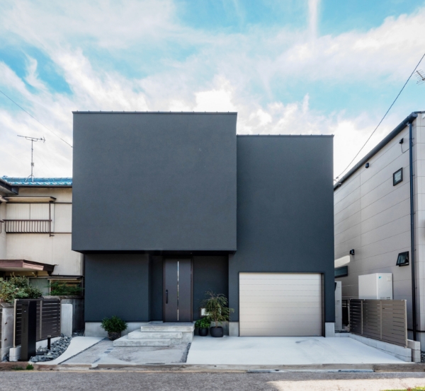 黒い外観の家
