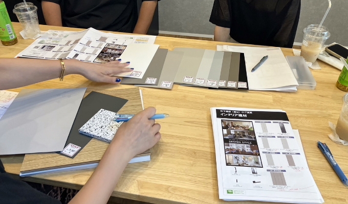 机の上にインテリア素材が乗っている