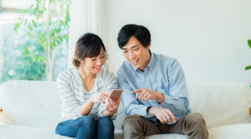 男性と女性が携帯を見ている