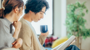 女性と男性が話している