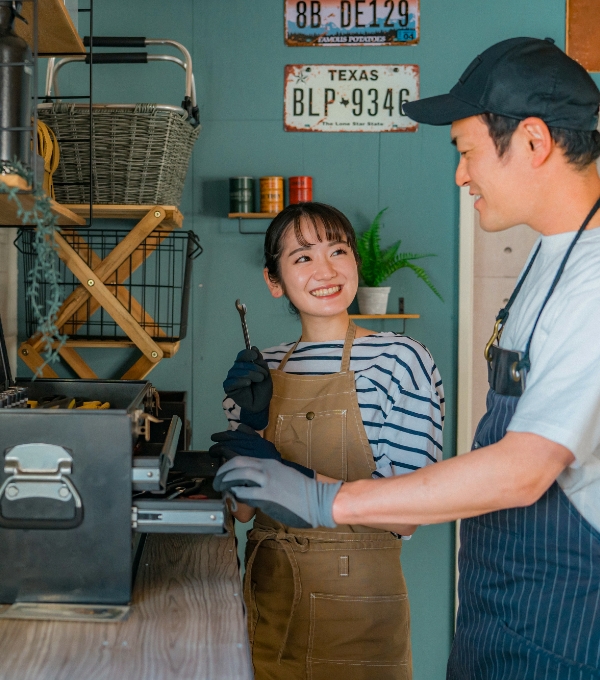 ガレージで話している男性と女性