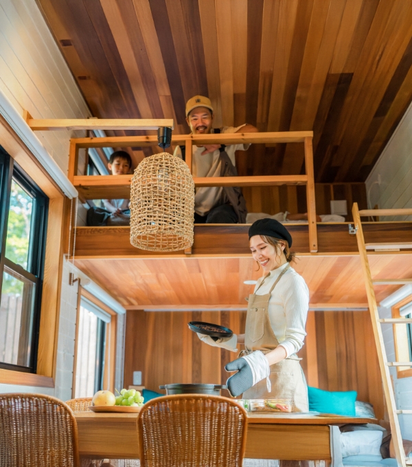 お母さんが料理を出している