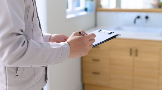 書類を書いている男性の手元