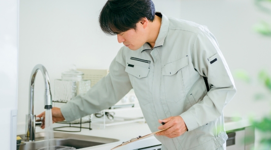 水道の点検をする男性