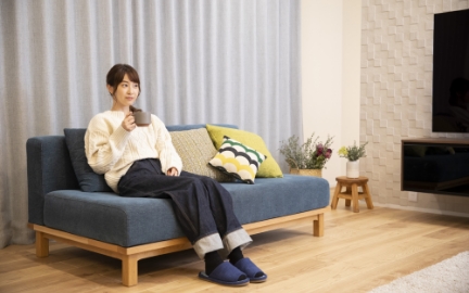 ソファーに座る女性