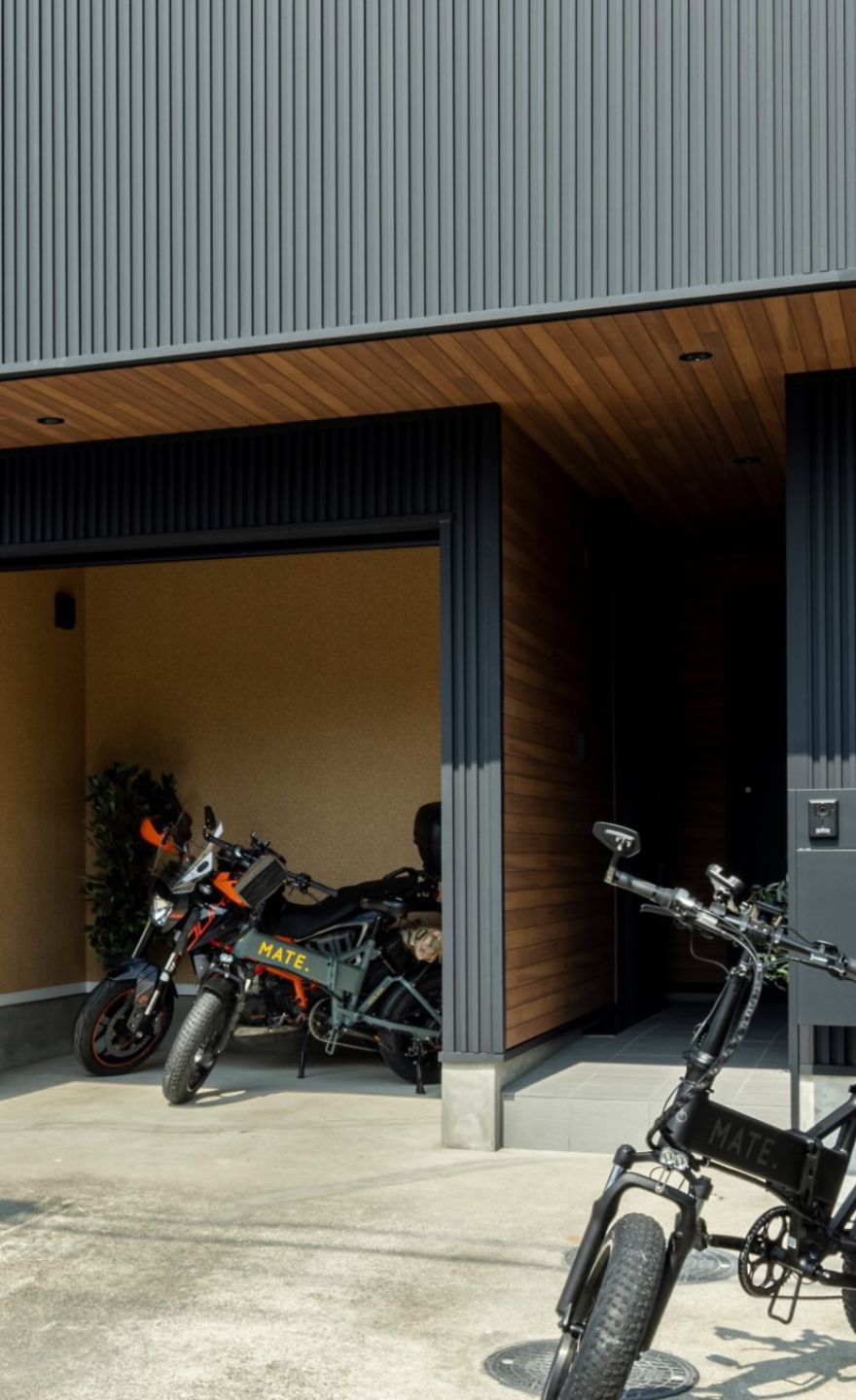 バイクと自転車を置いた木の天井のビルトインガレージ