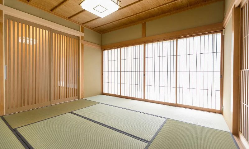 木の格子戸と障子のある和室