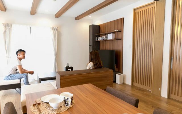 梁を見せた天井と木の建具が映えるリビング