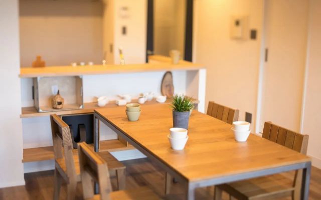 木のダイニングテーブルと造作カウンターのあるダイニング