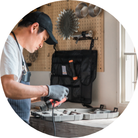 ガレージで工具を使ってDIYを楽しむ男性
