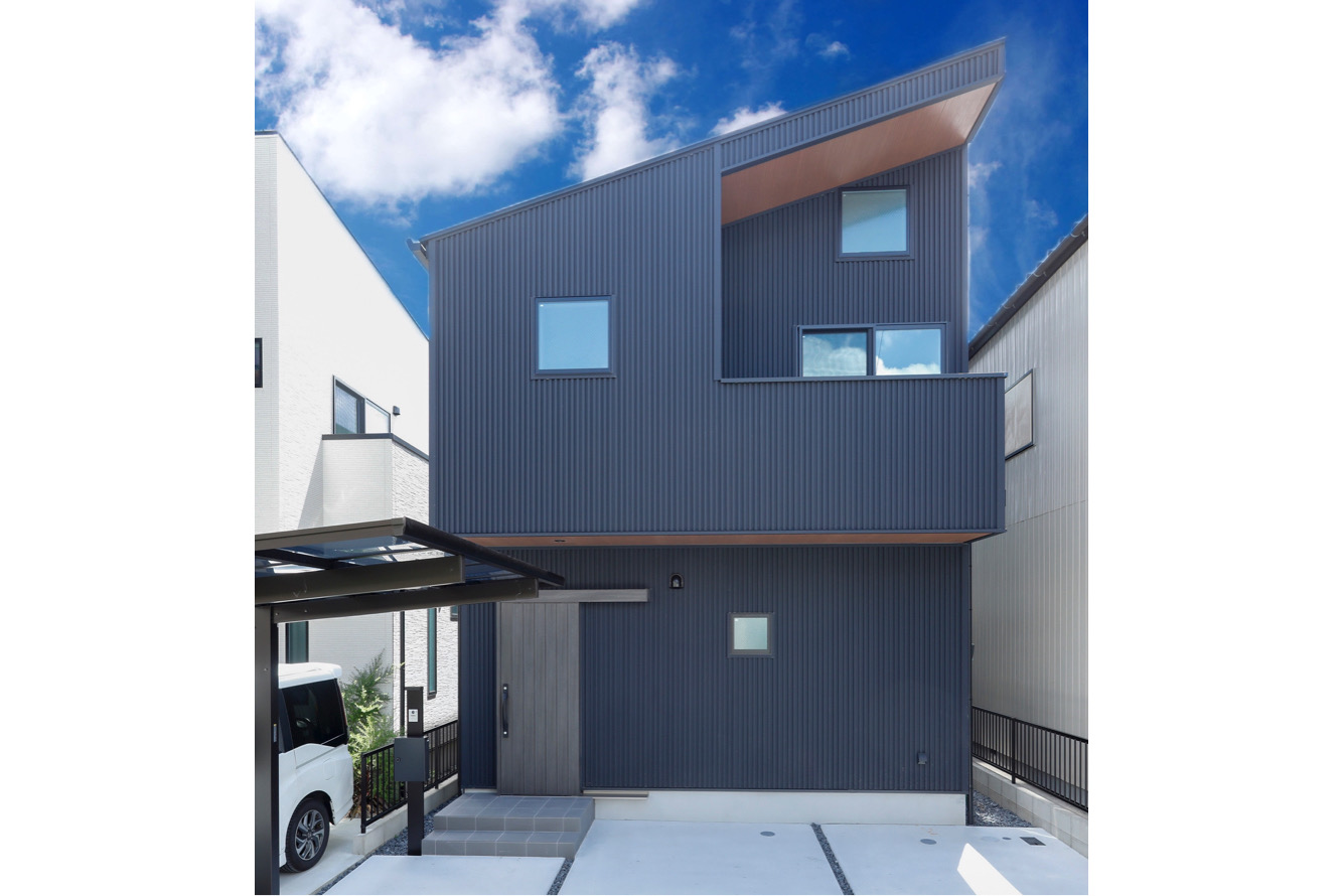 端整なデザインとぬくもりが調和する住まい