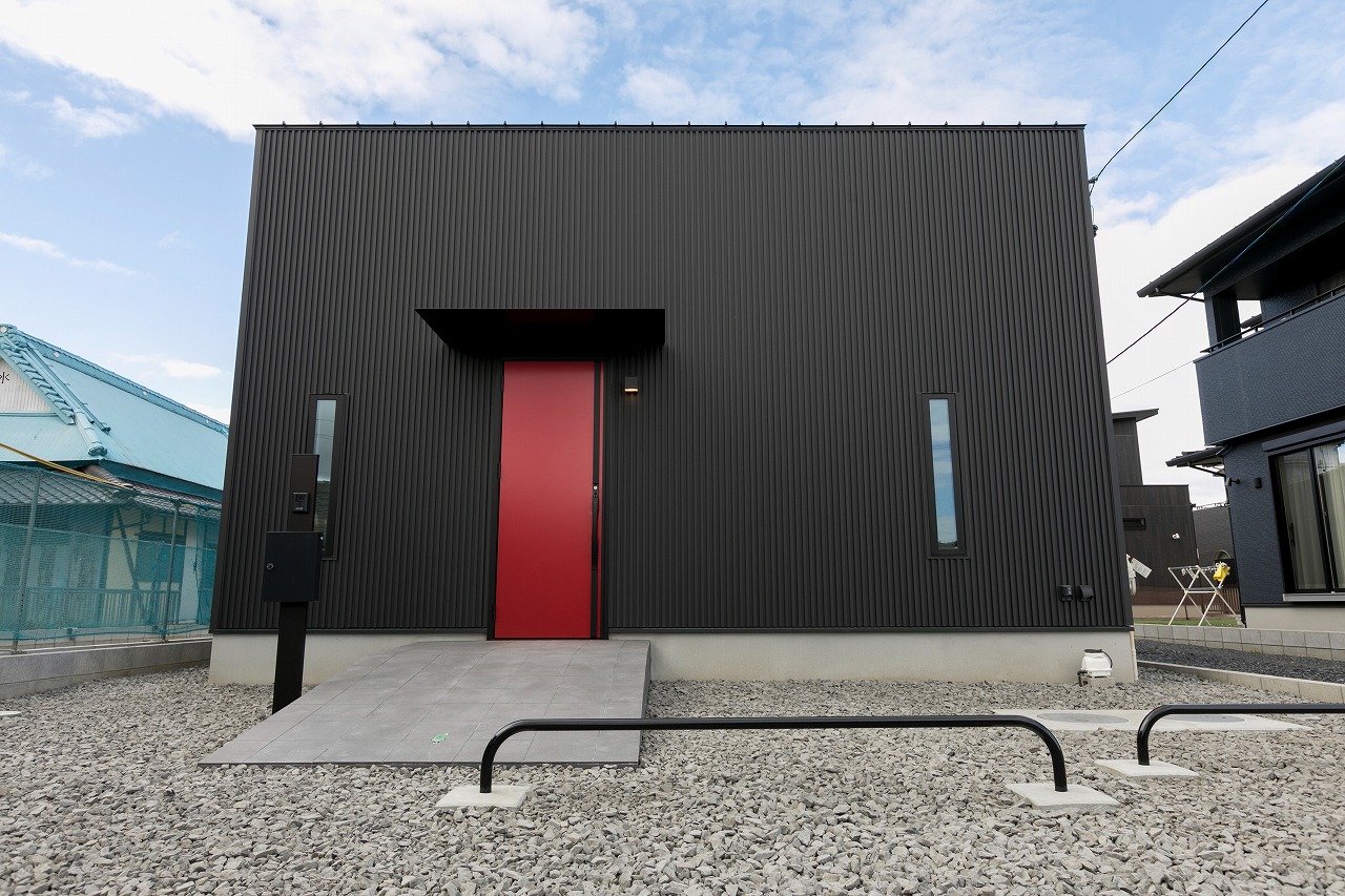 隠して魅せる〜収納豊富な赤い扉の家