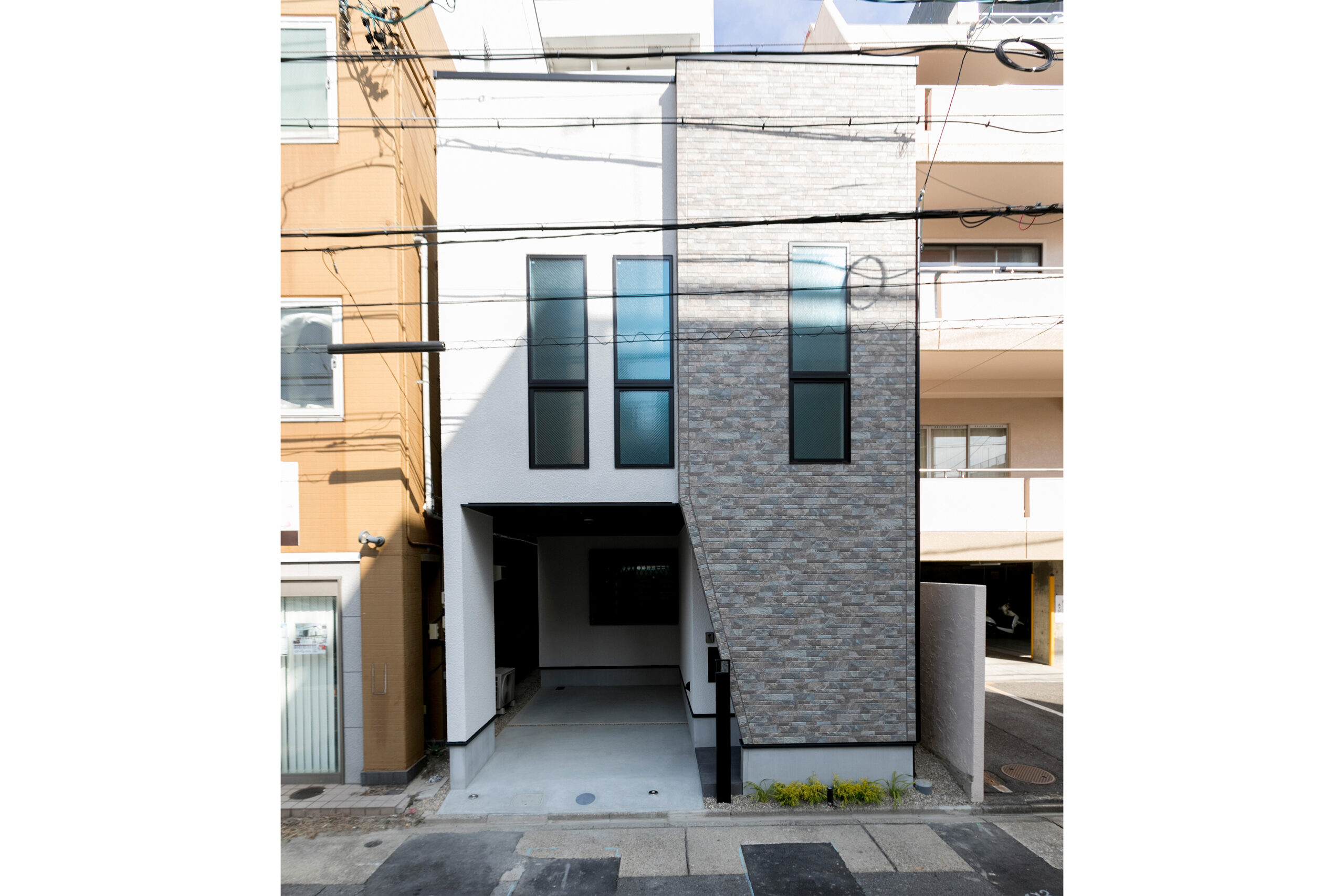 ルーフバルコニーのあるモダンハウス