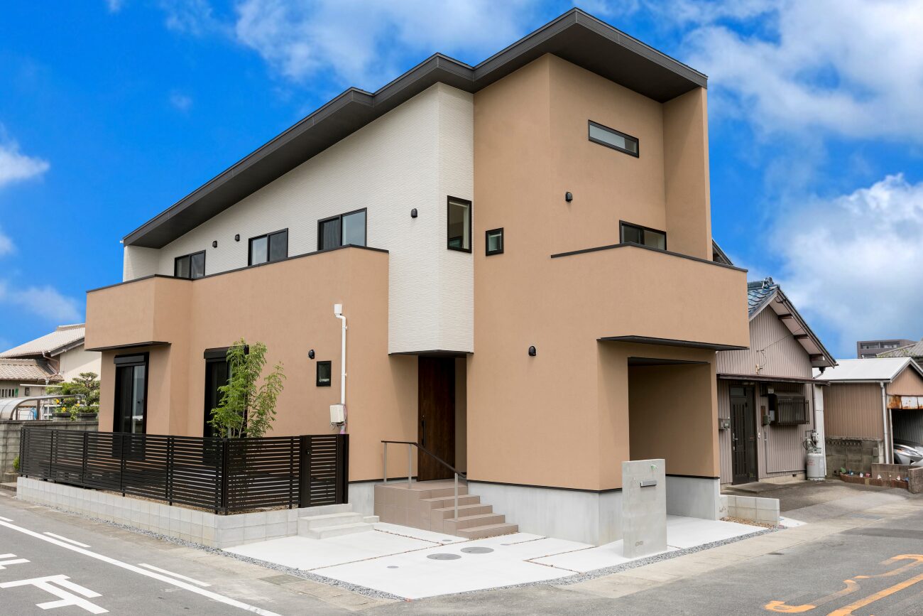 黒トリムの土壁風外壁に魅了される邸宅