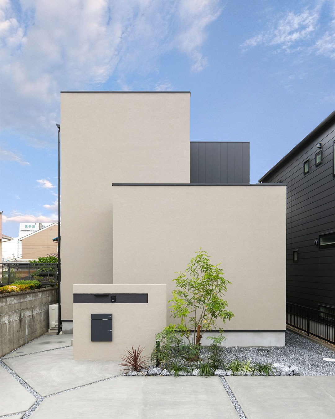 黒と無垢の木が調和する、坪庭のある住まい|蟹江町