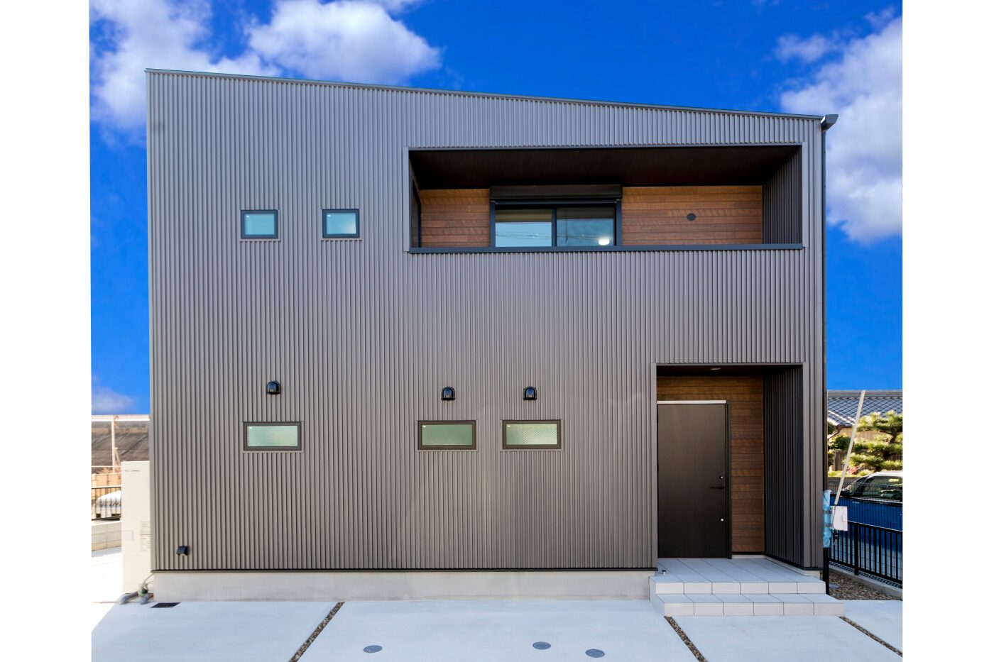 アイアン手すりのストリップ階段で実現、抜け感リビングの家