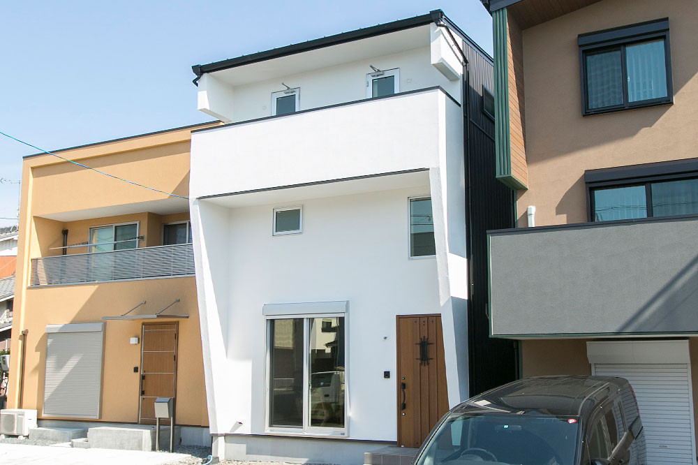 蔵と屋上のある家