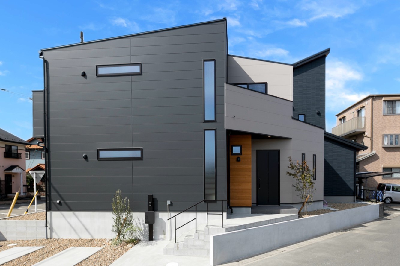 土地を生かした三角の家