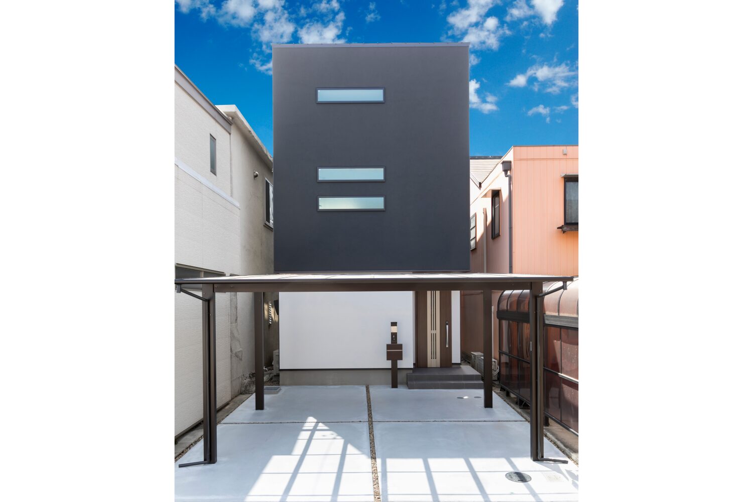 ストーン調インテリアが映えるシンプルで美しい家