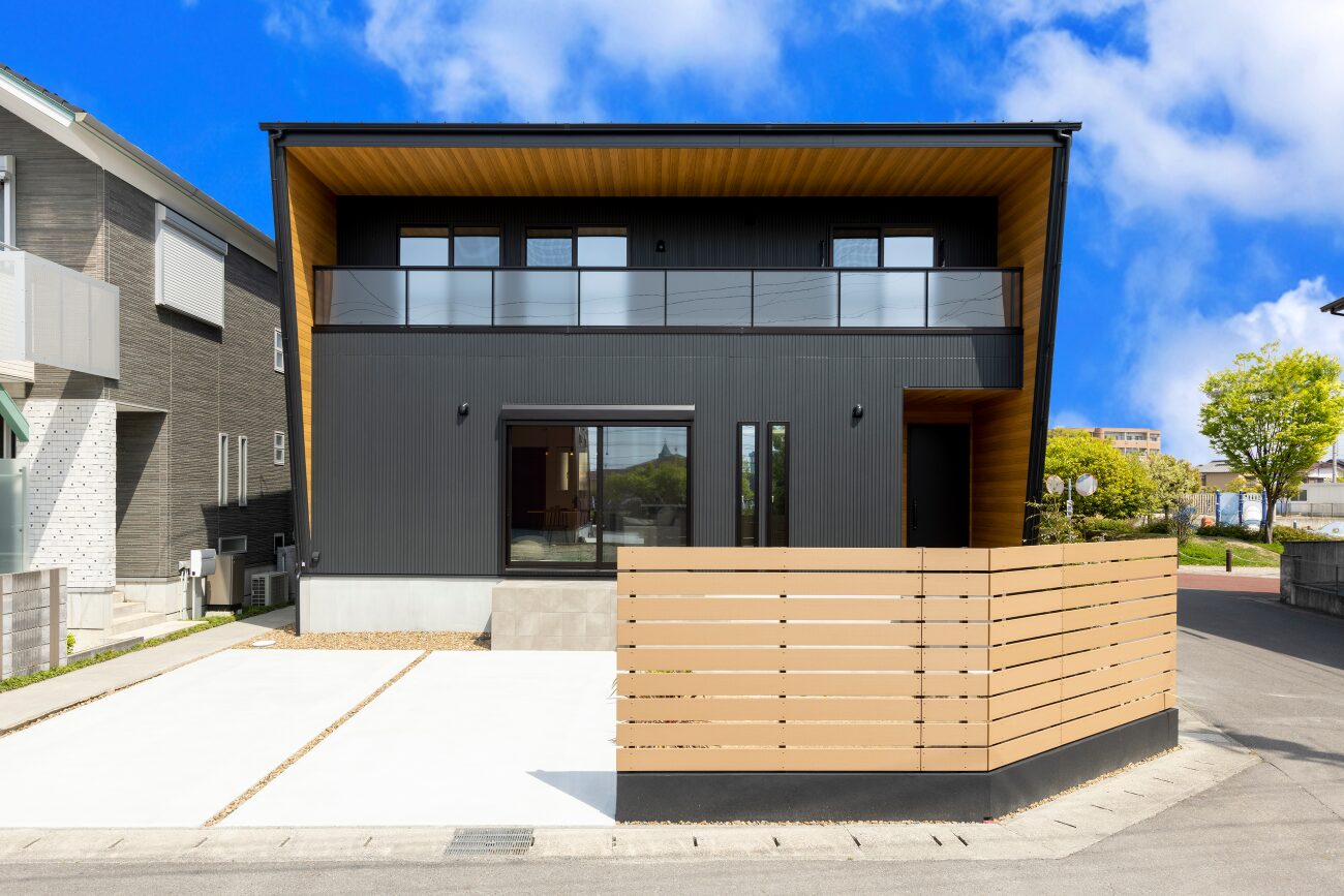 光と自然が調和する広々LDKのサイディングハウス