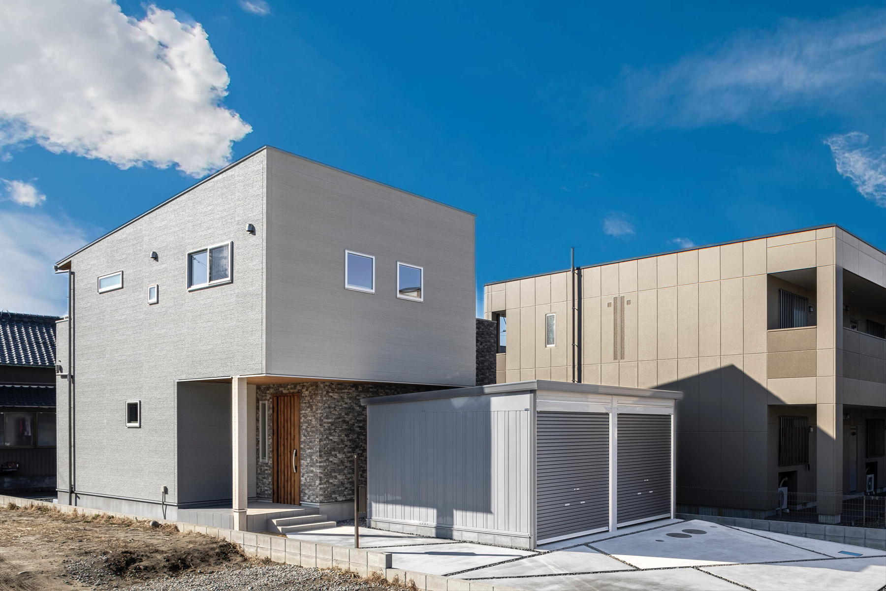 2台のガレージと庭のある自然と落ち着く家　