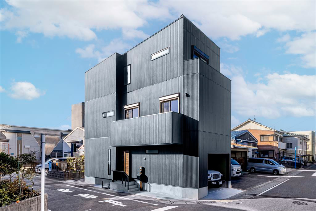 狭小地に建つガレージハウス