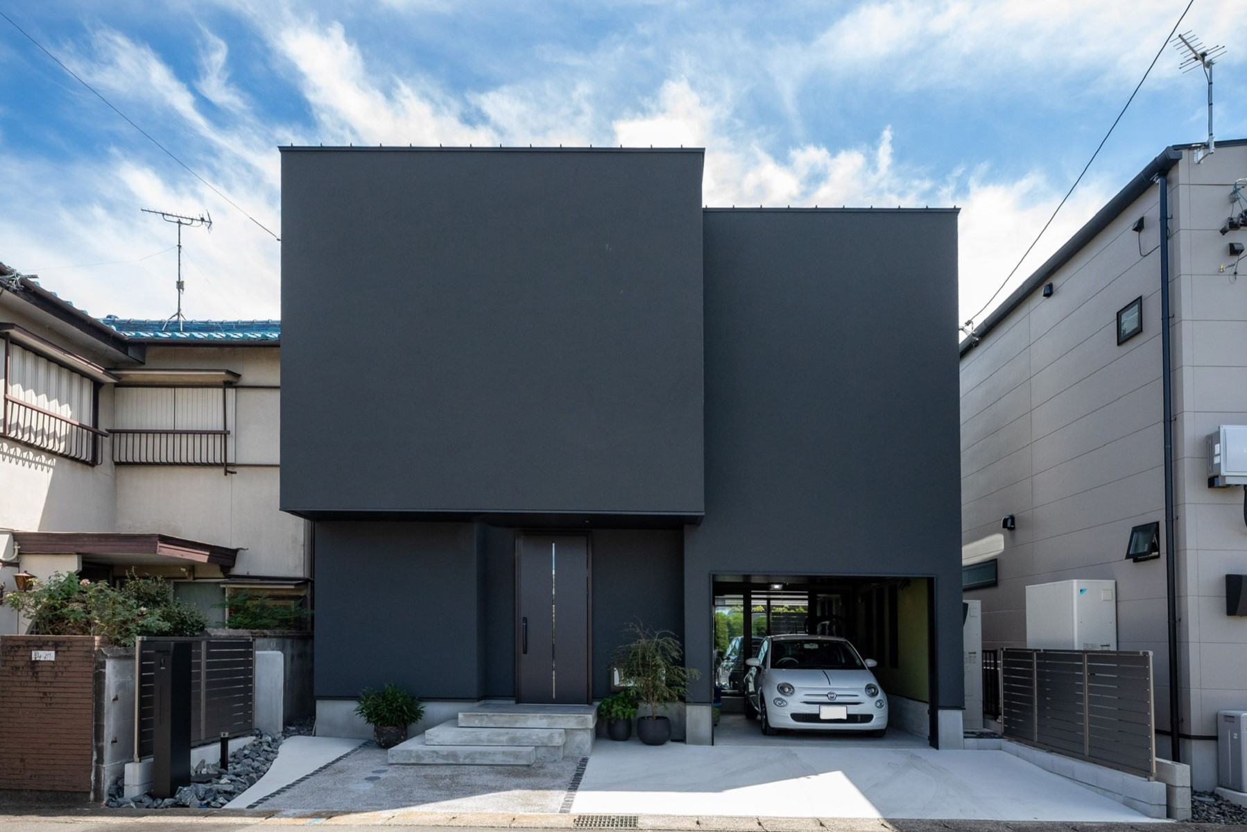 居心地と機能美が融合したガレージハウス