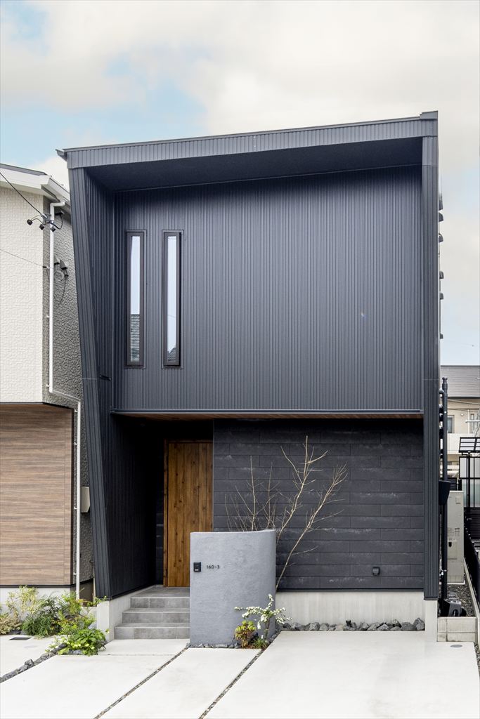 – 光舞うリビング！リビング×ダイニングが吹抜けで繋がる家-