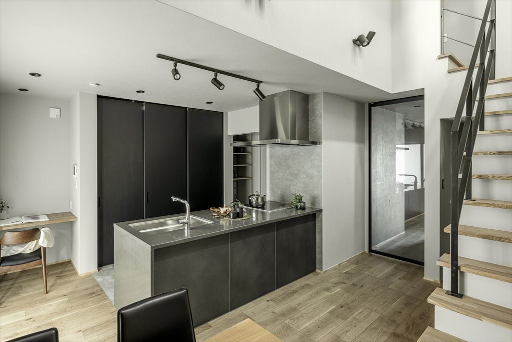 – 光舞うリビング！リビング×ダイニングが吹抜けで繋がる家-