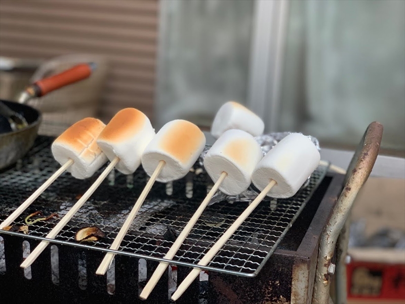 マシュマロを焼いている