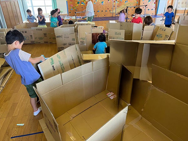 段ボールで子供が秘密基地を作っている