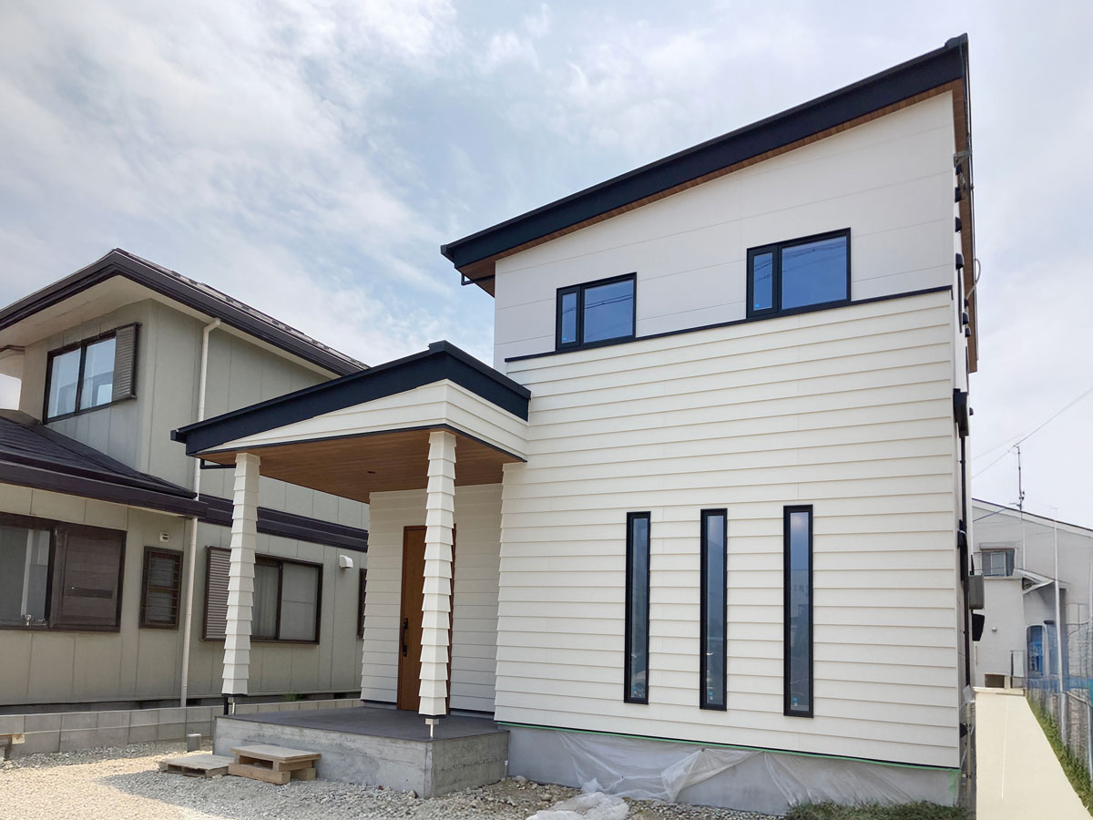 ミッドセンチュリーな外観の白い家