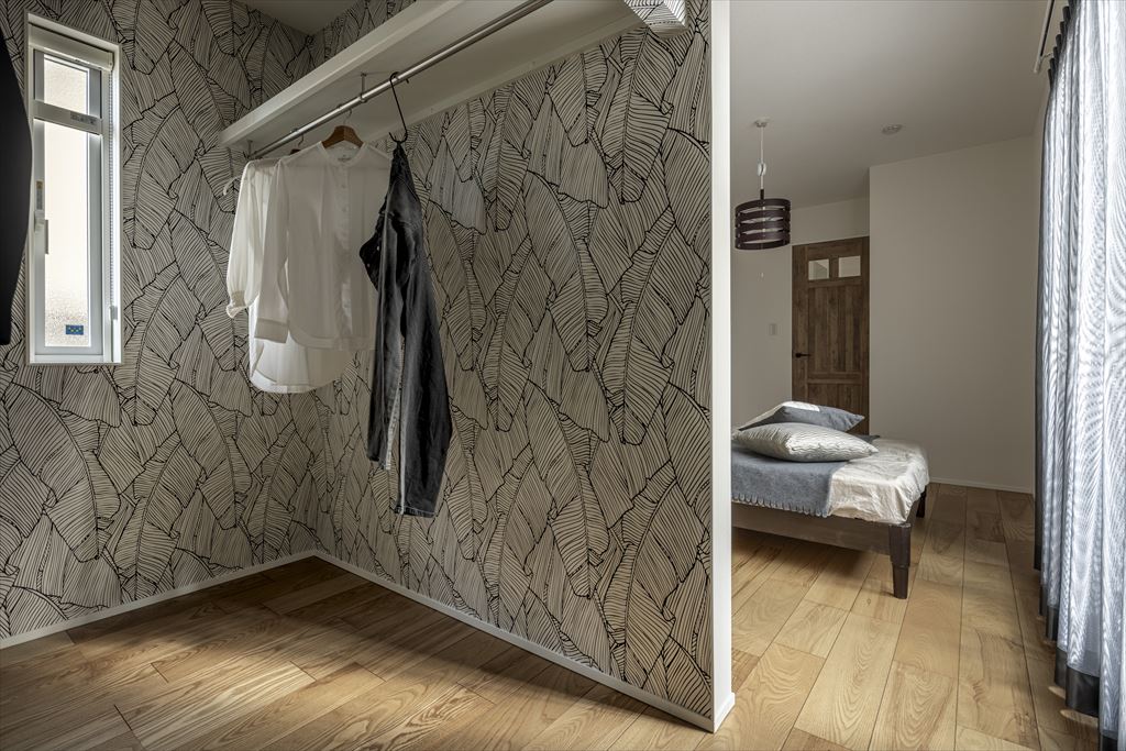 主寝室とウォークインクローゼット