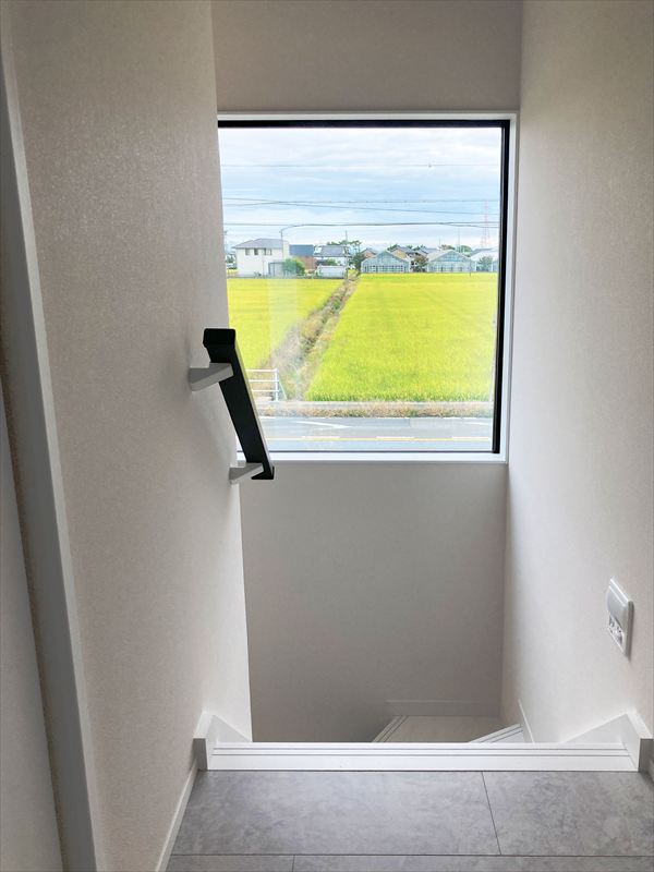 完成見学会の大きな窓から見える景色