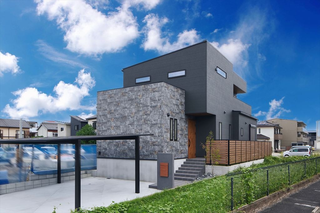 視線を気にせず安心の玄関がある家