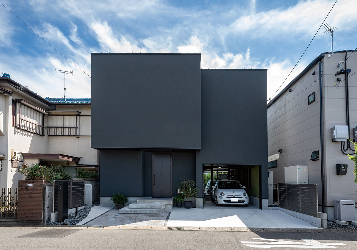 隣りに趣味部屋があるビルトインガレージ