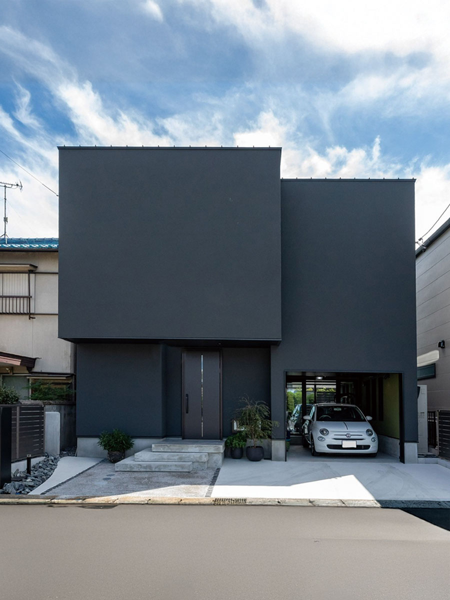 ガレージと吹き抜けのある住まい｜蟹江町