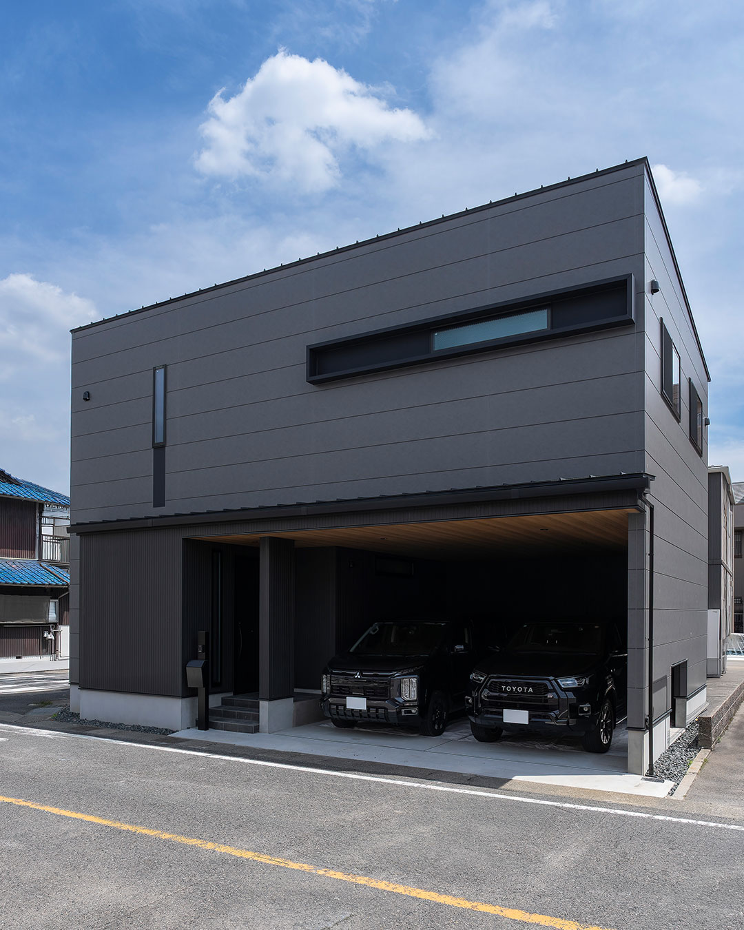 ガレージが暮らしを広げる角地の家｜名古屋市北区